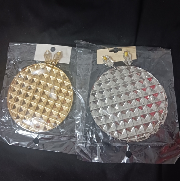 Bundle of Women Big Circle fashion earrings - Picture 2 of 7